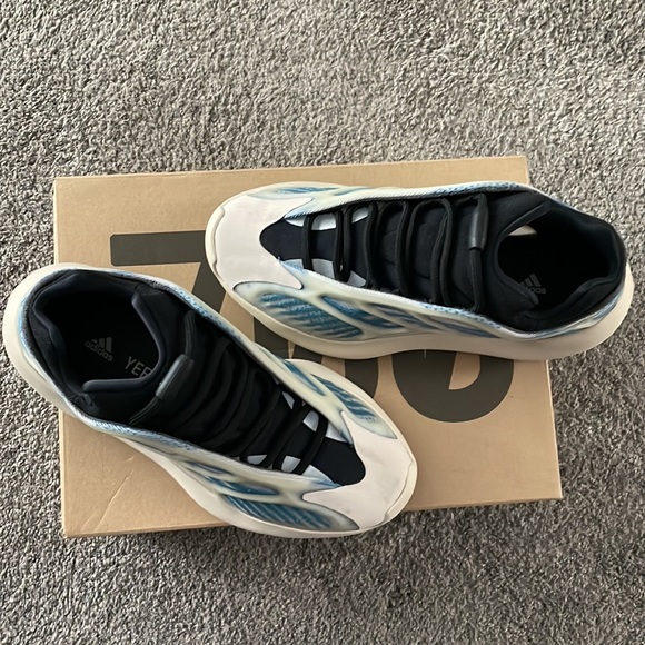 Yeezy 700 - Picture 3 of 8